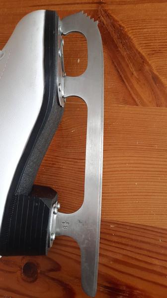 Продам профессиональные коньки