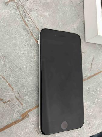Продам iPhone SE (2020)