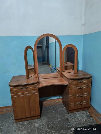 Продам туалетный столик(трельяж)