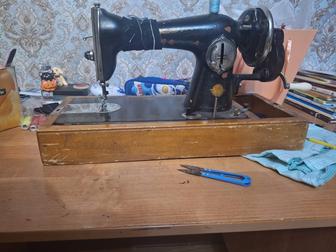 винтажная ручная швейная машинка бренда Singer