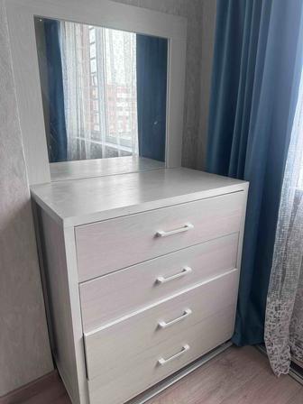 комод с зеркалом