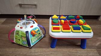 Развивающие игрушки пятигранная пирамида и столик-сортер.