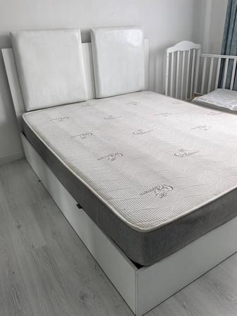 Кровать двухспальная с матрасом