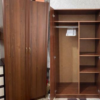 Шкаф и односпальная кровать