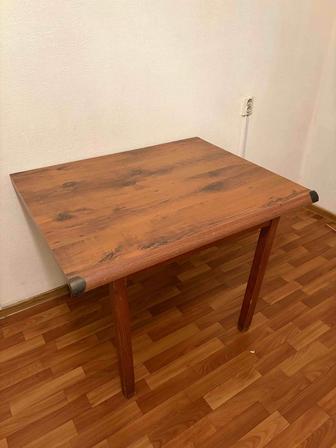 Деревянный стол