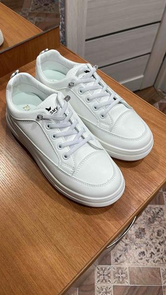 Продам кроссовки