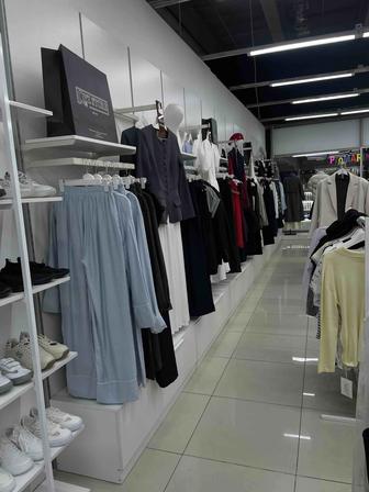 Оборудование для магазина одежды настенное стойка