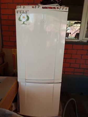 Холодильник 2 х камерныи