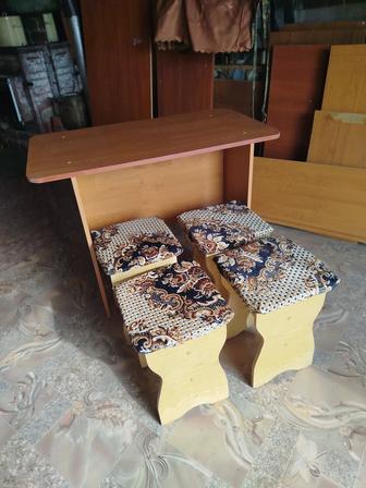 Стол и четыре стула