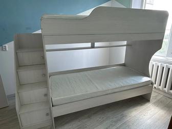 Продается двухъярусная кровать, с матрасами