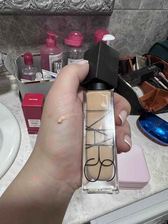 Тональный от Nars