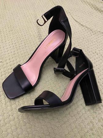 Черные босоножки на каблуке 10см