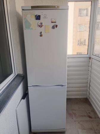 Срочно продам двухкамерный холодильник Indesit