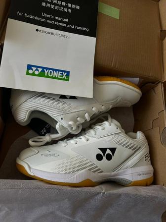 Продам кроссовки Yonex