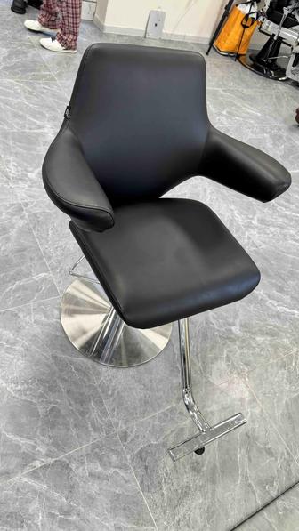 Продаются парикмахерское зеркало и кресло (новые)