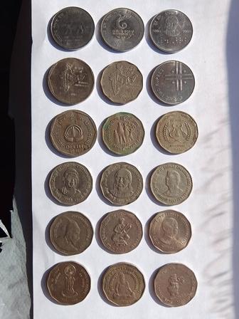 Набор из 18 юбилейных монет республики Индия номиналом 2 рупии.