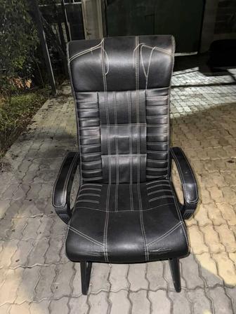 Офисные кресло