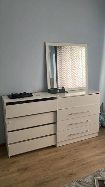 Продам два комода и зеркало
