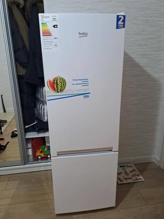 Продаю двухкамерный холодильник Beko RCSK-250M00W