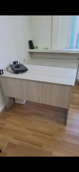 Продам письменный стол, стулья, вешалки, кулер, помощник