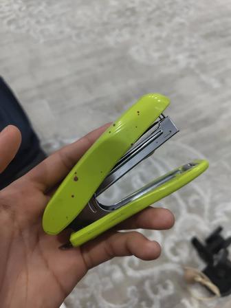Канцелярский степлер (зеленый) в хорошем состоянии