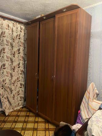 Продам большой шкаф и 2 тумбочки