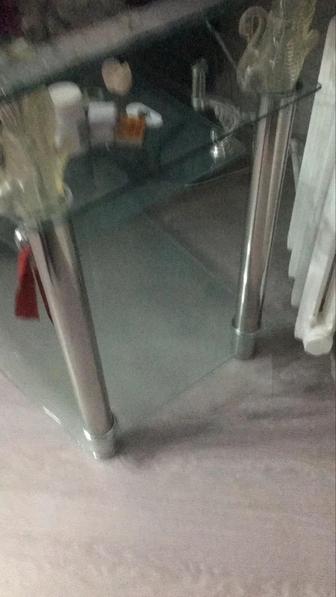 Продаеттся подставка стеклянная в отличном состоянии с железными ножками