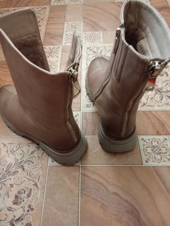 Продам женские сапоги.
