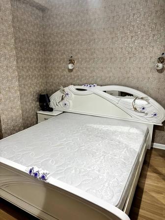 Двуспальная кровать с трюмо и тумбами
