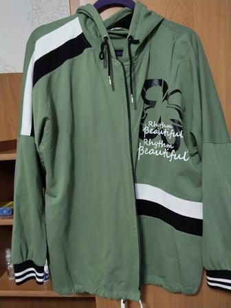 Продаю костюм спортивный зеленого цвета