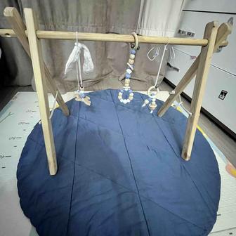 Б/у Стойка-монтессори с игрушками и ковриком