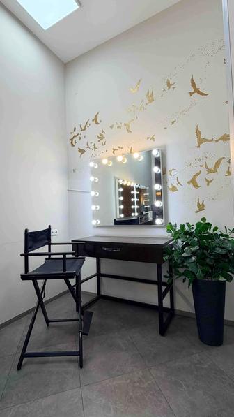 Зеркало со столиком