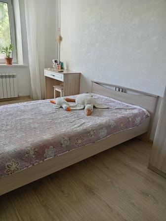 Продам стол, кровать и шкаф.