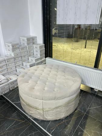 Пуф банкетка круглая (каретная стяжка) для магазина / салона