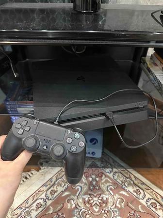 Продаю PlayStation 4 Slim с играми к ней
