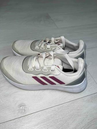 Женские кроссовки adidas, размер 38,5