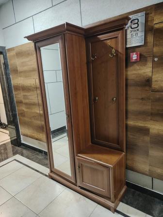 Прихожая, шкаф в хорошем состоянии.