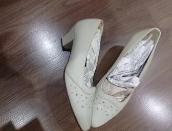 Туфли на низком каблуке