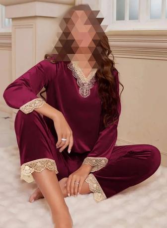Пижама женская из бархатной ткани с кружевной отделкой