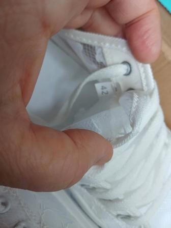 Кроссовки продам