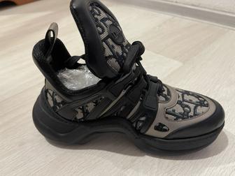 Кроссовки модные и новые