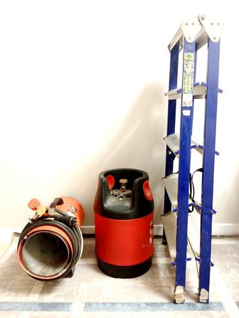Газовый баллон, пушка газовая, стремянка. Комплект.