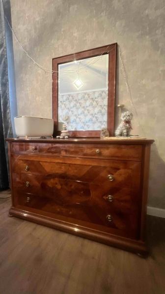 Комод с зеркалом из ценных пород дерева