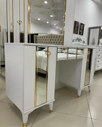 Продается туалетный стол с зеркалом.