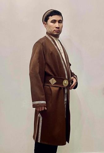 Ұлттық нақыштағы жаңа ерлер шапаны, тақия және белбеу.