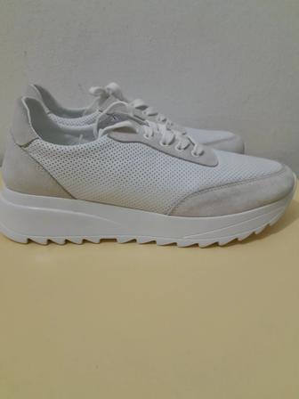 Женские кроссовки