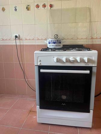 Продаю газовую плиту с вытяжкой