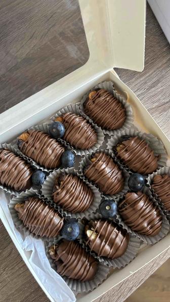 Клубника, финики в шоколаде