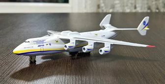 Модель самолёта Антонов АН 225 Мрия.