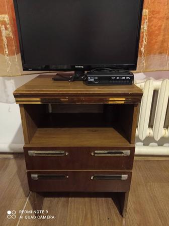 Продам тумбочку под телевизор.